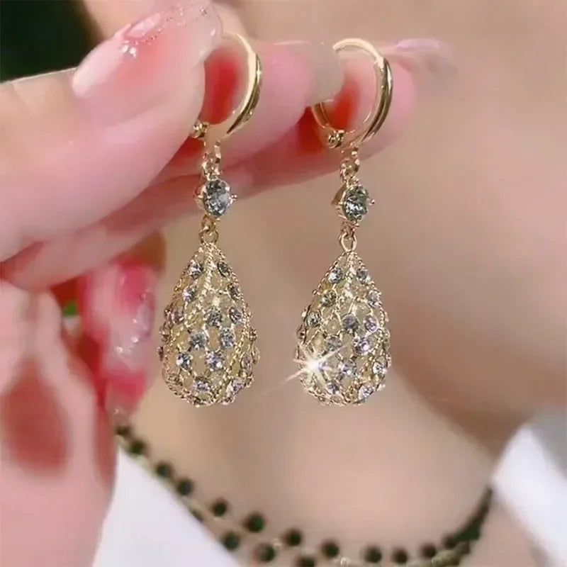 Aretes dorados con cristal reluciente